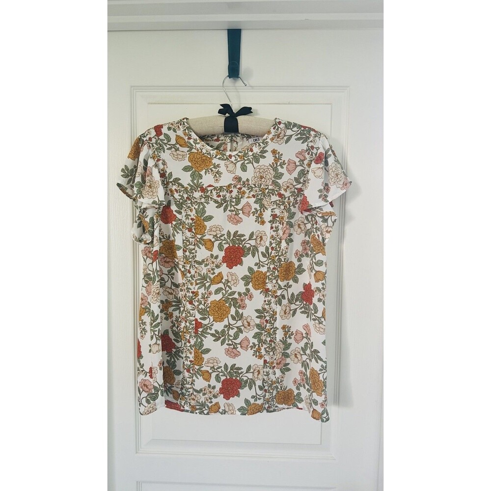DR2 Medium short-sleeve Top with a  floral pattern and ruffle accents.
